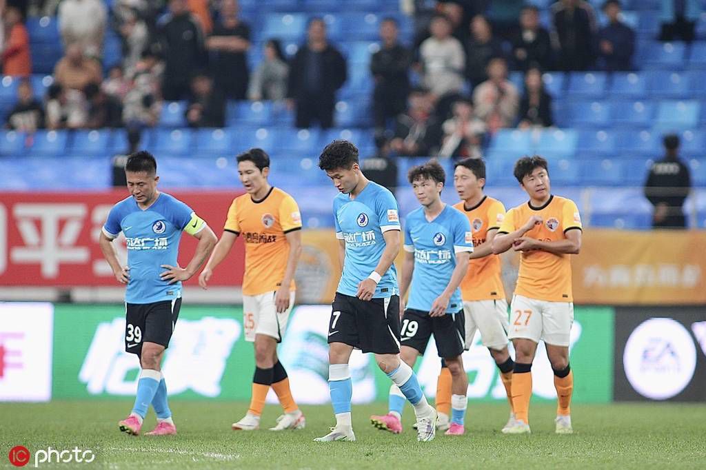 今日焦点战预告14:00 澳超 麦克阿瑟FC VS 惠灵顿凤凰 近期状态火热的两队可否在本轮联赛收官战中贡献出一场精彩对决？03:45 意甲 亚特兰大 VS 萨勒尼塔纳 双线作战、饱受伤病困扰的亚特兰大在主场全取3分延续胜势？04:00 西甲 赫罗纳 VS 阿拉维斯 本赛季西甲最大黑马赫罗纳借助主场之利反超皇马重新登顶？事件赛季报销+无缘欧洲杯！